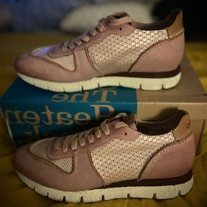 OTBT Snowbird Sneakers in Salmon Color, Women’s Size 7.5M